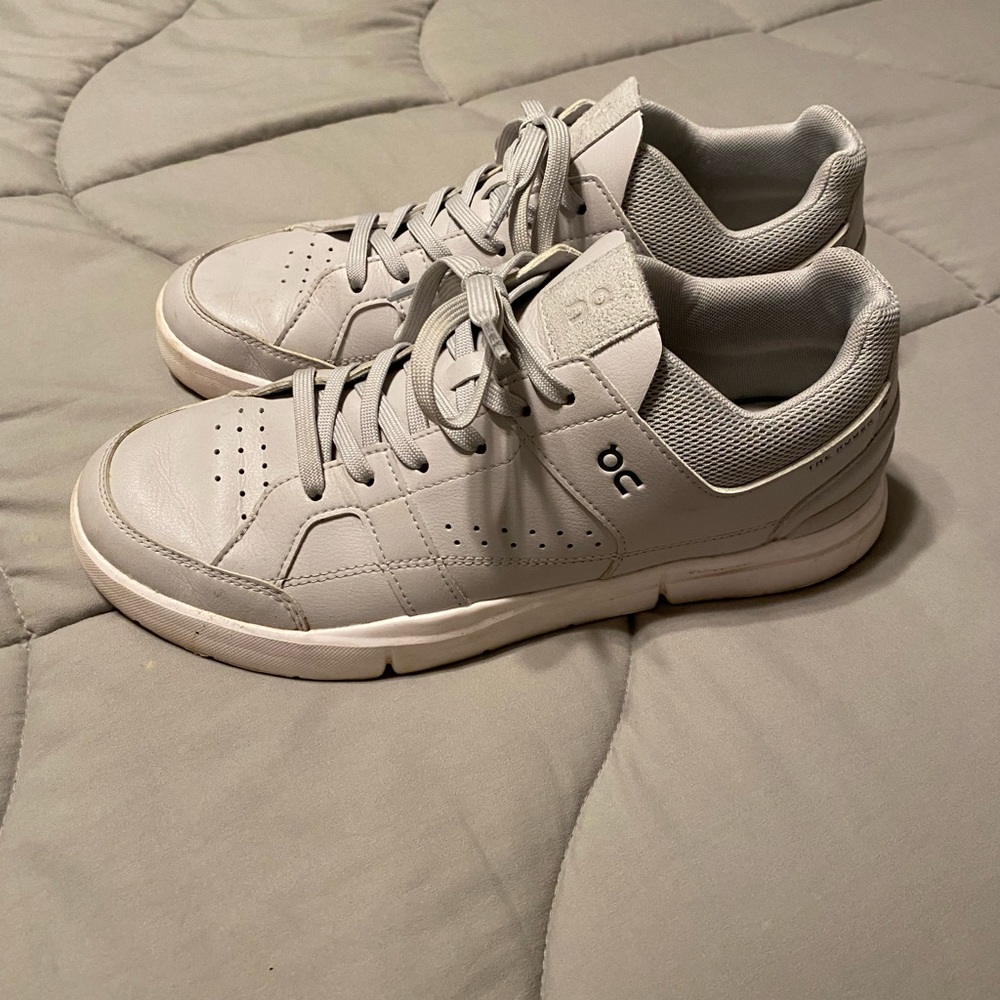 On Cloud the roger men’s size 9.5